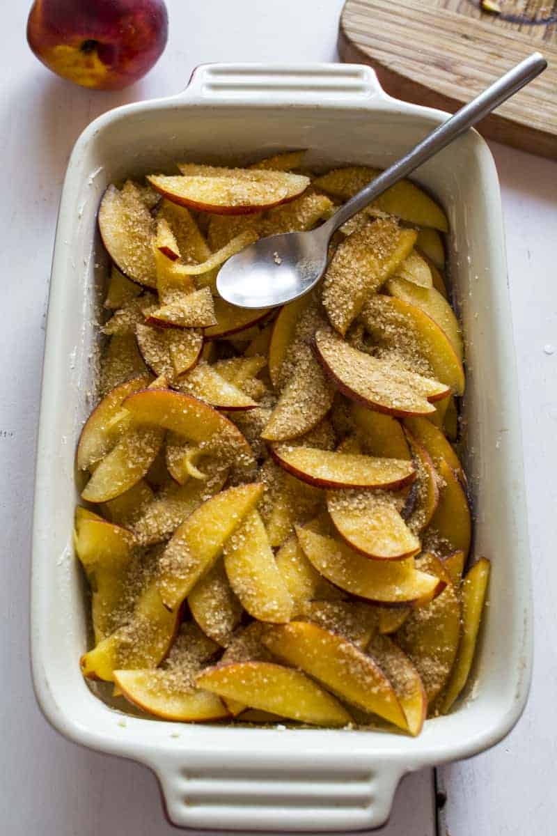 sprinkle peach slices with sugar sprinkle peach slices with sugar
