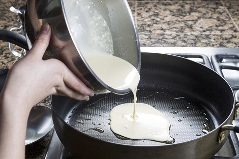 Horizontal,Photo,Of,Focus,On,Pancake,Batter,Coming,Out,Of